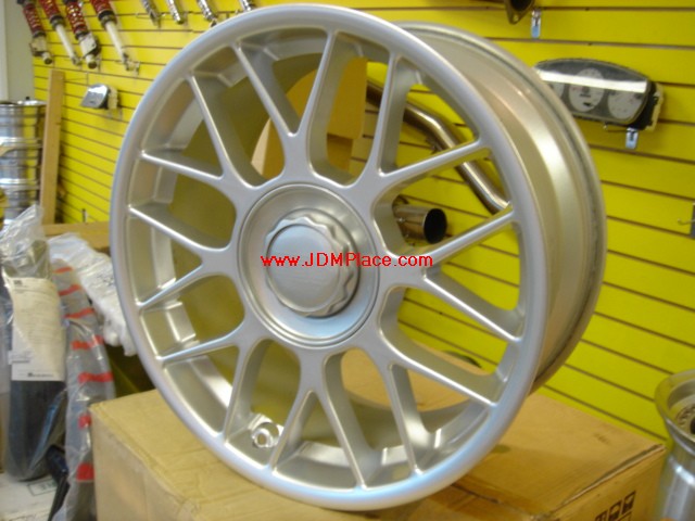 RI23006 - BBS RC 17x8 +35 offset 5x120 bolt pattern in high gloss silver. Fits E36/46 BMW 3 series.