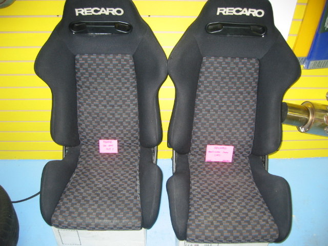 SE2003 - Recaro SR black front seats, no rails and brackets.