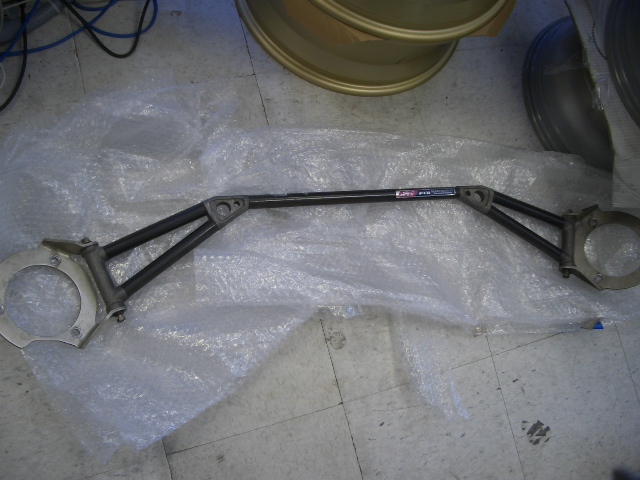 BR170003 - JDM Version 5 Impreza STI carbon front strut bar for 93-01 Impreza/97-01 Foresters/96-99 Legacy.