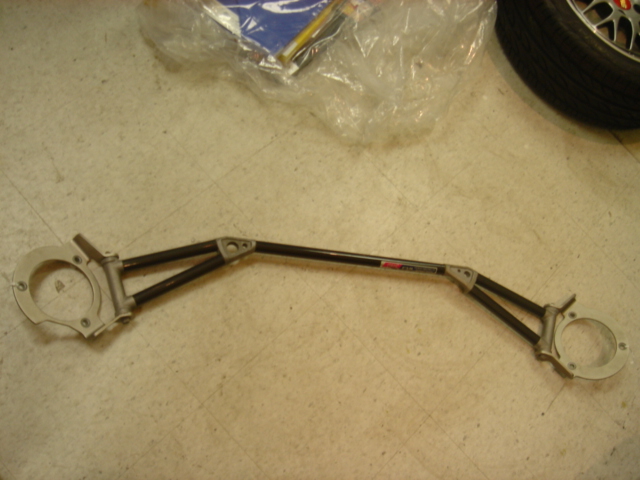 BR130001 - JDM Version 6 Impreza STI carbon front strut bar for 93-01 Impreza/97-01 Foresters/96-99 Legacy.