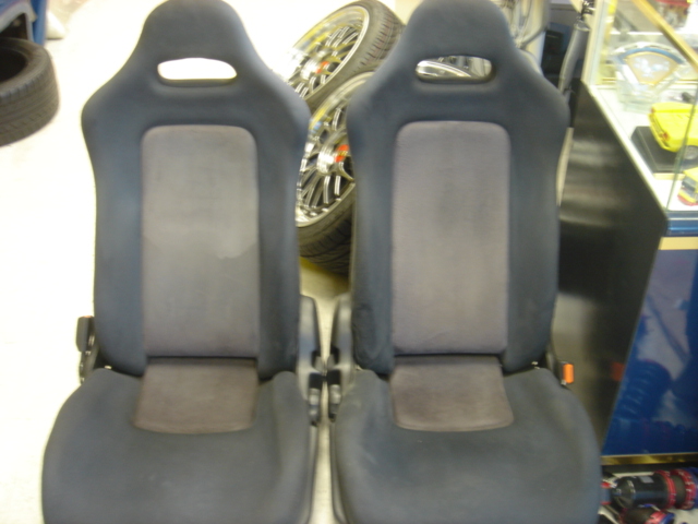 SE130003 - JDM Skyline GT-R 32 front seats in full suede.